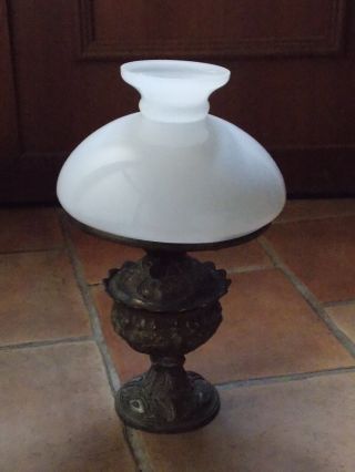Alte Petroleum Lampe Mit Weißen Glasschirm Bild