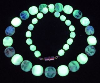38cm Uranglas Perlen Vintage Kette Bohmiches Glas Fluorisziert Unter Uv Licht Bild