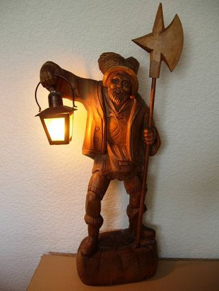 Holzfigur Nachtwächter Mit Elektr.  Laterne Lampe Echtholz Schnitzerei Bild
