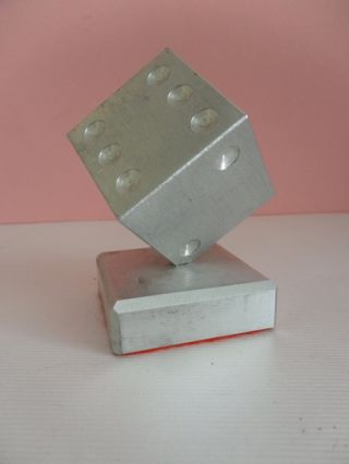 Skulptur - Metallwürfel - - Würfel Aus Metall - - Kellerfund Bild