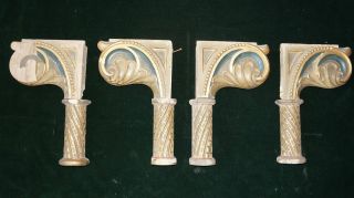 Vier Teile Geschnitzte Mit Säulen Bild