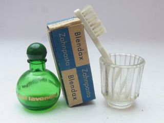 Pressglas Puppen Zahnputzbecher Zahnbürste Zahnpasta Und Parfum Fläschchen Bild