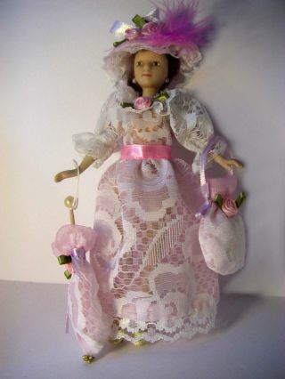Weiß - Rosa Spitzenkleid,  Schirm,  Tasche,  Hut F.  Puppe 1:12 (0420) Bild