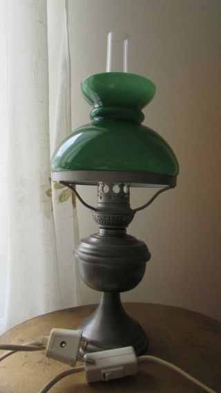 1alt Wunderschönetischlampe Petroleumlampe Elektrisch - Zinn - Grüner Glassschi Bild