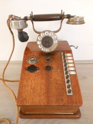 Antik Telefon.  Holz.  Antique Telephone.  Abm.  : 28 X 27 X 20 Cm.  Gewicht: Ca.  5 Kg Bild