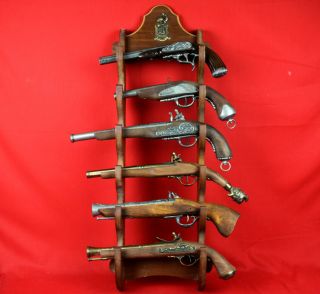 6 StÜck Replika Dekorations - Pistolen Nach Historischem Vorbild Inklusive Regal Bild