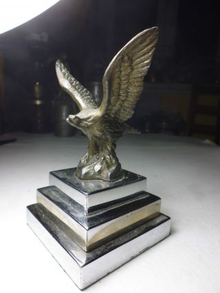 1322 - Schwere Tisch Skulptur Bronze Versilbert Auf Chromsockel - Adler - Um 1940 Bild