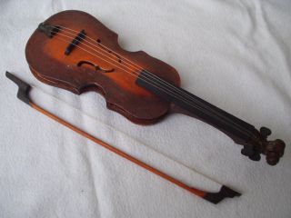 Alte Sehr Schöne Kleine Geige Aus Holz Und Geschnitzt Mit Bogen Bild