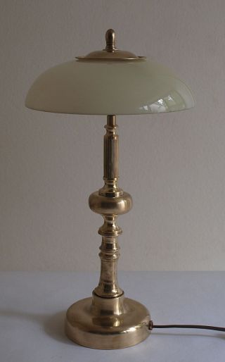 Schlichte,  Alte Tischlampe Mit Beiger Glasschale Bild