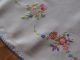 2 Reizende Runde Deckchen Mit Blüten Bestickt Tischwäsche Bild 3