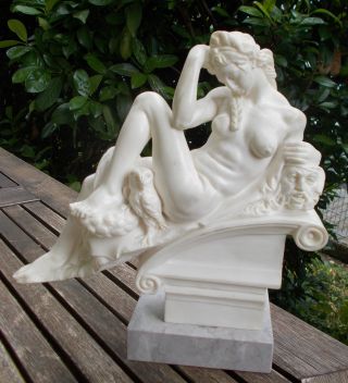 A - Santini - Skulptur - Frauen - MÄdchenakt - Sockel - Eule - Marmorsockel - Bild