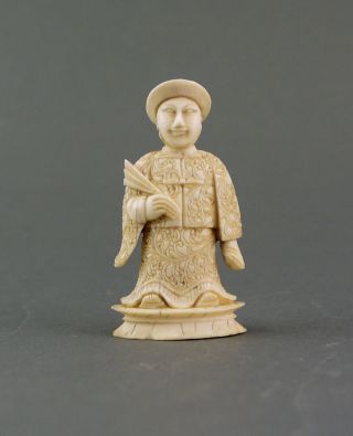 Kleine Mandarin Figur Statue Bein Schnitzerei China Chinese Chessman Bone 19th Bild