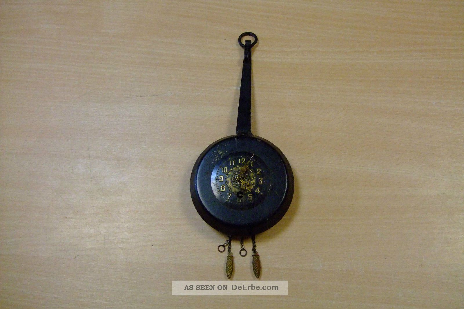 Kleine Alte Kuriose Uhr Wanduhr In Pfannenform Iii Gefertigt nach 1950 Bild