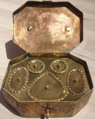 Sehr Alte Bizarre Orientalische Box Mit Separaten Innendosen Mit Innendeckel Bild