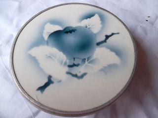 Tortenplatte Mit Fuß Und Keramik Platte Mit Blauem Obst Motiv Bild