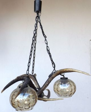 Schöne Deckenlampe Aus Hirschgeweihenden Mit 3 Glaskugel Und Hängekette Bild