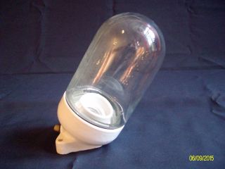 Alte Lampe Mit Glaskolben Hoflampe Stalllampe Außenlampe Weißer Porzellansockel Bild