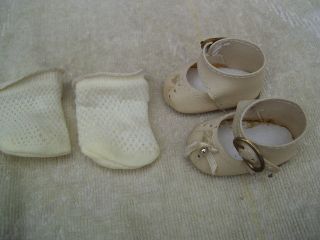 Alte Puppenkleidung Schuhe Vintage Creme Lashed Shoes Socks 40 Cm Doll 5 Cm Bild
