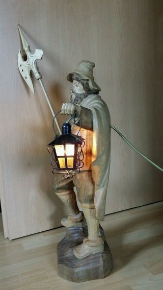 Nachtwächter Holz Handgeschnitzt Mit Elektrischer Lampe Und Helebarde Bild