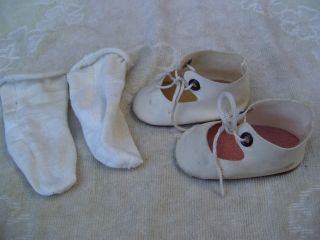 Alte Puppenkleidung Schuhe Vintage White Shoes White Socks 67 Cm Doll 8 Cm Bild
