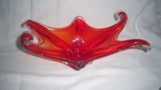 Längliche Glasschale Aus Mundgeblasenem Roten Muranoglas Bild