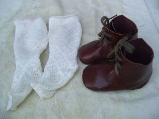 Alte Puppenkleidung Schuhe Vintage Brown Boots Shoes Lacy Socks 66 Cm Doll 10 Cm Bild