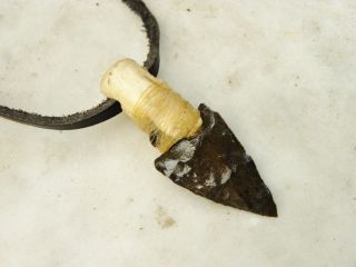 Nr.  12 Flintknapping Halskette Lederband Mit Pfeilspitze Aus Jasper Steinzeit Bild