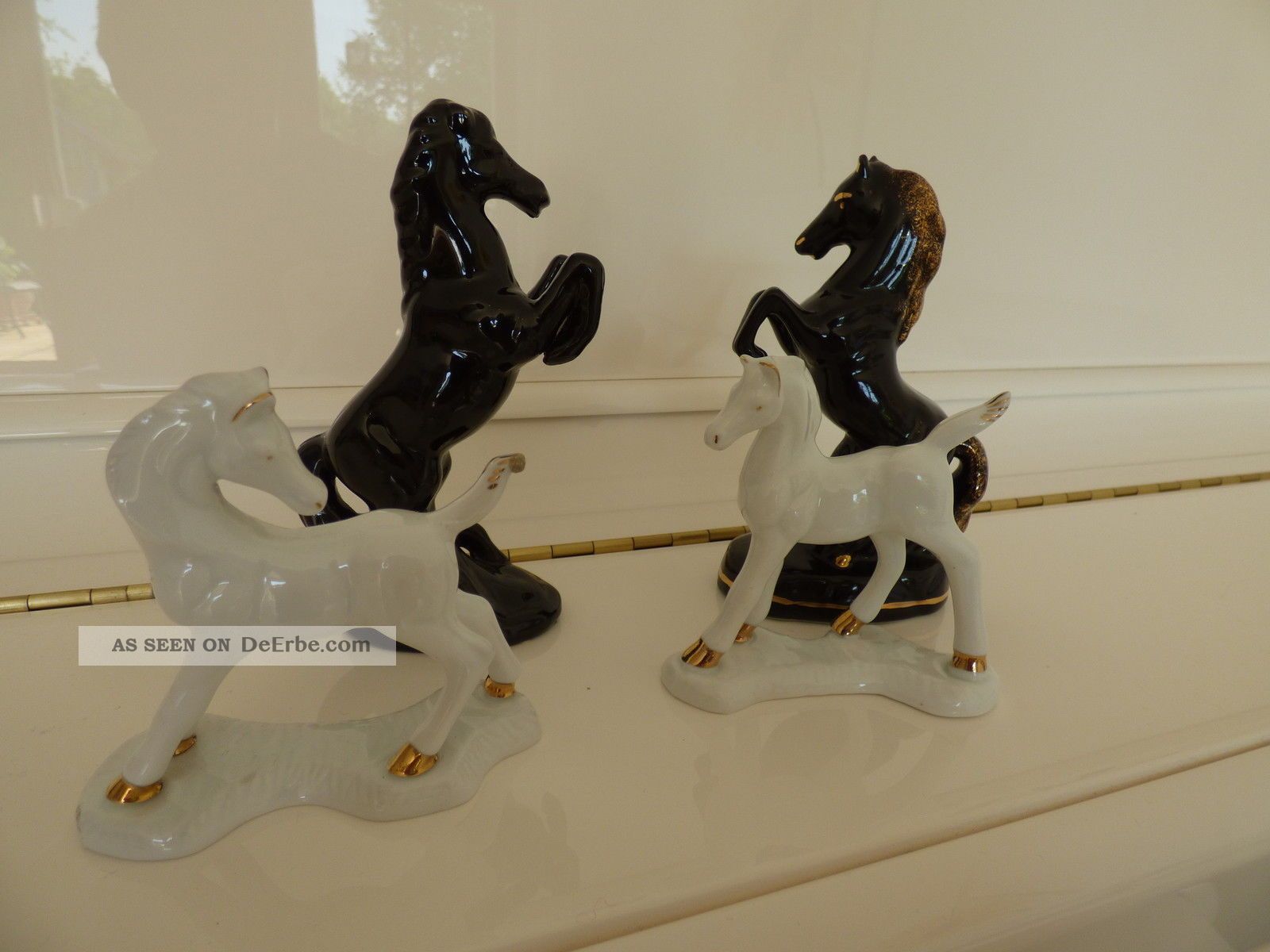 Pferde/dachbodenfund - 4 Stück - Aus Porzellan - Mit Goldbemalung - Weiss & Schwarz Nach Stil & Epoche Bild