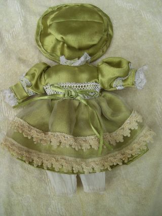 Alte Puppenkleidung Green Silky Dress Hat Outfit Vintage Doll Clothes 20 Cm Girl Bild