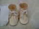 Alte Puppenkleidung Schuhe Vintage Creme Boots Shoes White Socks 40 Cm Doll 5 Cm Original, gefertigt vor 1970 Bild 2
