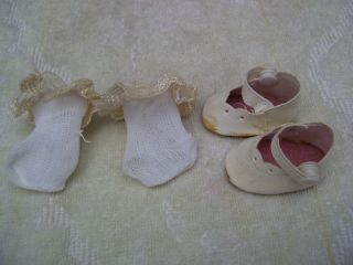 Alte Puppenkleidung Schuhe Vintage White Shiny Shoes White Socks 35 Cm Doll 5 Cm Bild