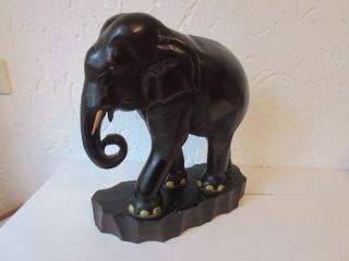 Elefant Auf Sockel Holzarbeit Bild