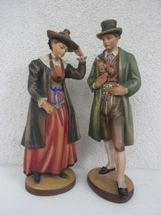 2 X Holzfigur Mann Und Frau Mit Tracht Tirol Lindenholz Fein Geschnitzt Bemalt Bild