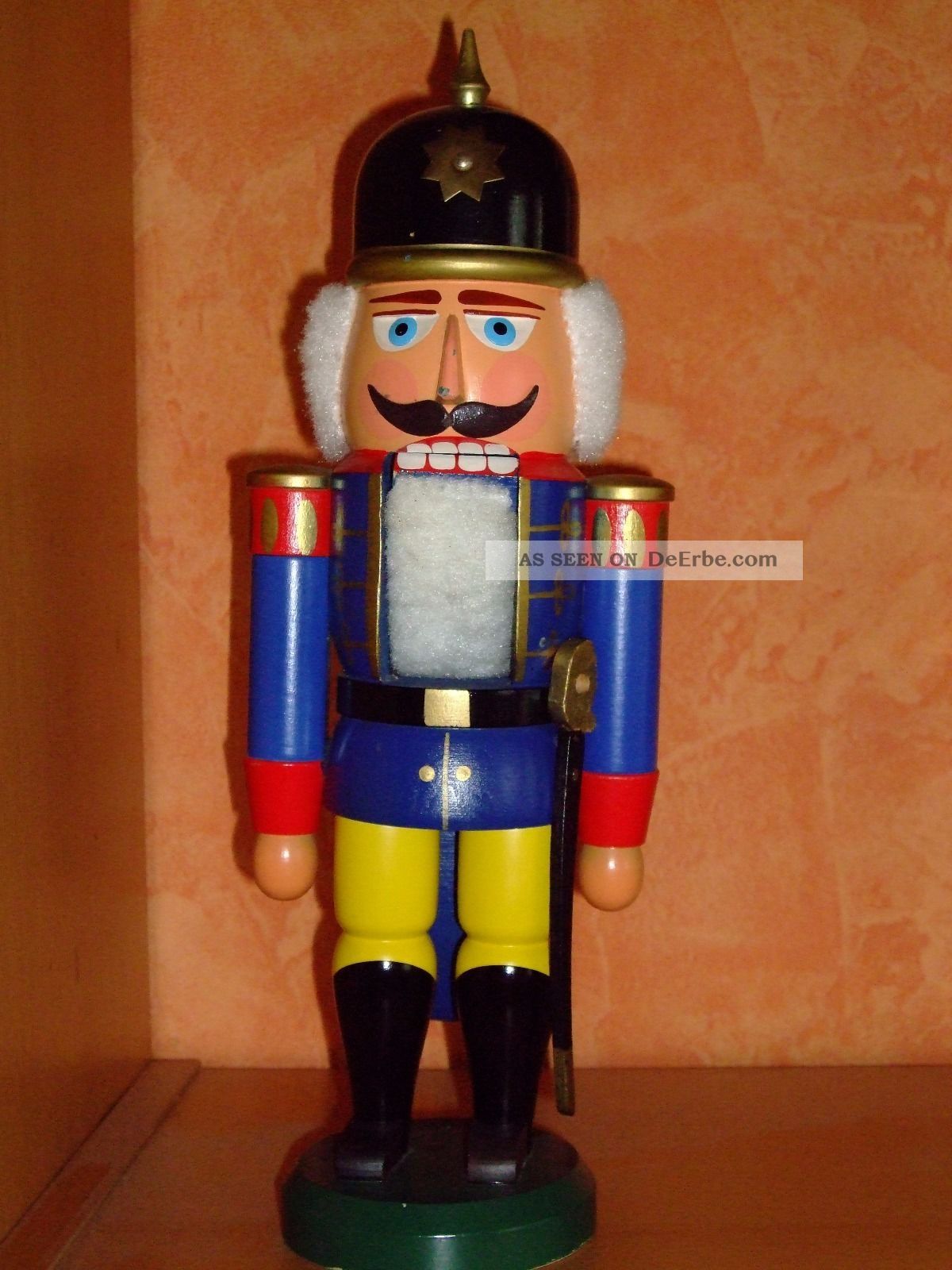 Nussknacker Aus Dem Erzgebirge ; Soldat Blau Mit Pickelhaube; Ca.  35 Cm Objekte nach 1945 Bild