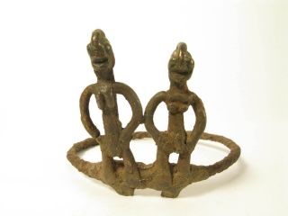 Alter Eisenreif Mit Figurenpaar Old Rare Iron Bracelet Bronzes Dorossie Afrozip Bild