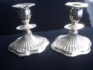 Zwei Silberne Kerzenleuchter Aus England – Kerzenhalter - Leuchter Für Sammler Bild