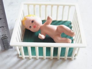 Laufstall Laufgitter Mit Baby - Puppe Für Die Puppenstube Bild