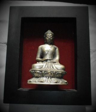 Buddha - Messing - Im Schwarzen Holzrahmen. Bild