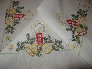 Schöne Tischdecke - Handarbeit - Stickerei - Kerzen - Sterne - Glocken - Weihnachtsdecke Bild