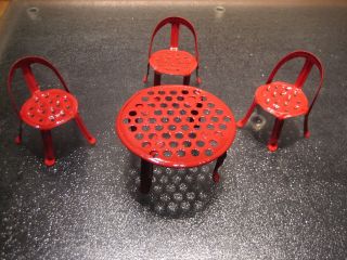 Puppenstube Gartenmöbel Blech Rot Lackiert - 3 Stühle,  1 Runder Tisch Bild