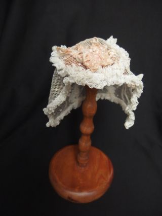 Antike Haube,  Mütze Für Die Porzellankopfpuppe Bild