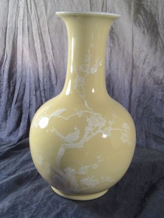 Alte Vase,  China,  Weiße,  Reliefierte Kirschblütenzweige Auf Beigem Fond,  19.  Jh? Bild