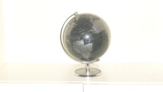 Globus - In Schwarz - Silber Optik Bild