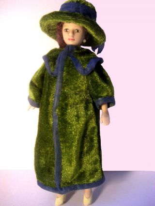 Flaschengrüner Mantel,  Hut Für Puppe,  Modeladen 1:12 Bild