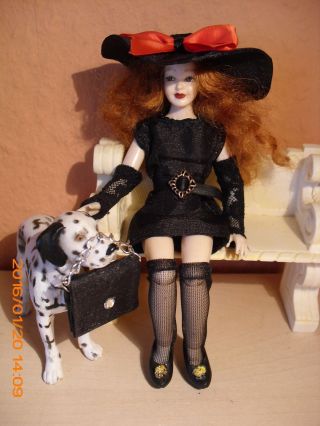 Schwarzes Kleid M.  Hut,  Viel Zubehör,  Puppen 1:12,  Modeladen,  Puppenhaus Bild
