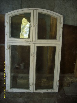 Altes Holzfenster Fenster Mit Rahmen 2 X 2 Flügel Oben Gerundet Bild
