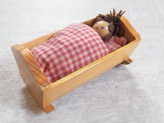 Haba Holz Wiege Puppenwiege Mit Puppe Für Puppenstube Puppenhaus Dollhouse Bild