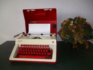 Schreibmaschine Olympia Monica Rot Rote Tastatur Roter Koffer Designer Bild