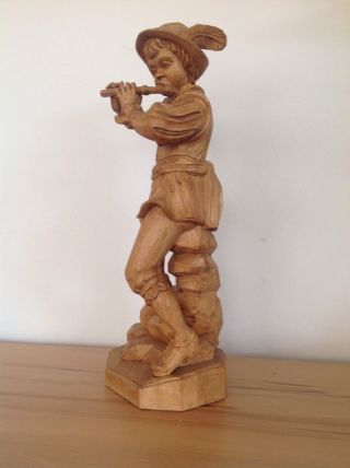 Flötenspieler,  Geschnitzte Holzfigur Bild