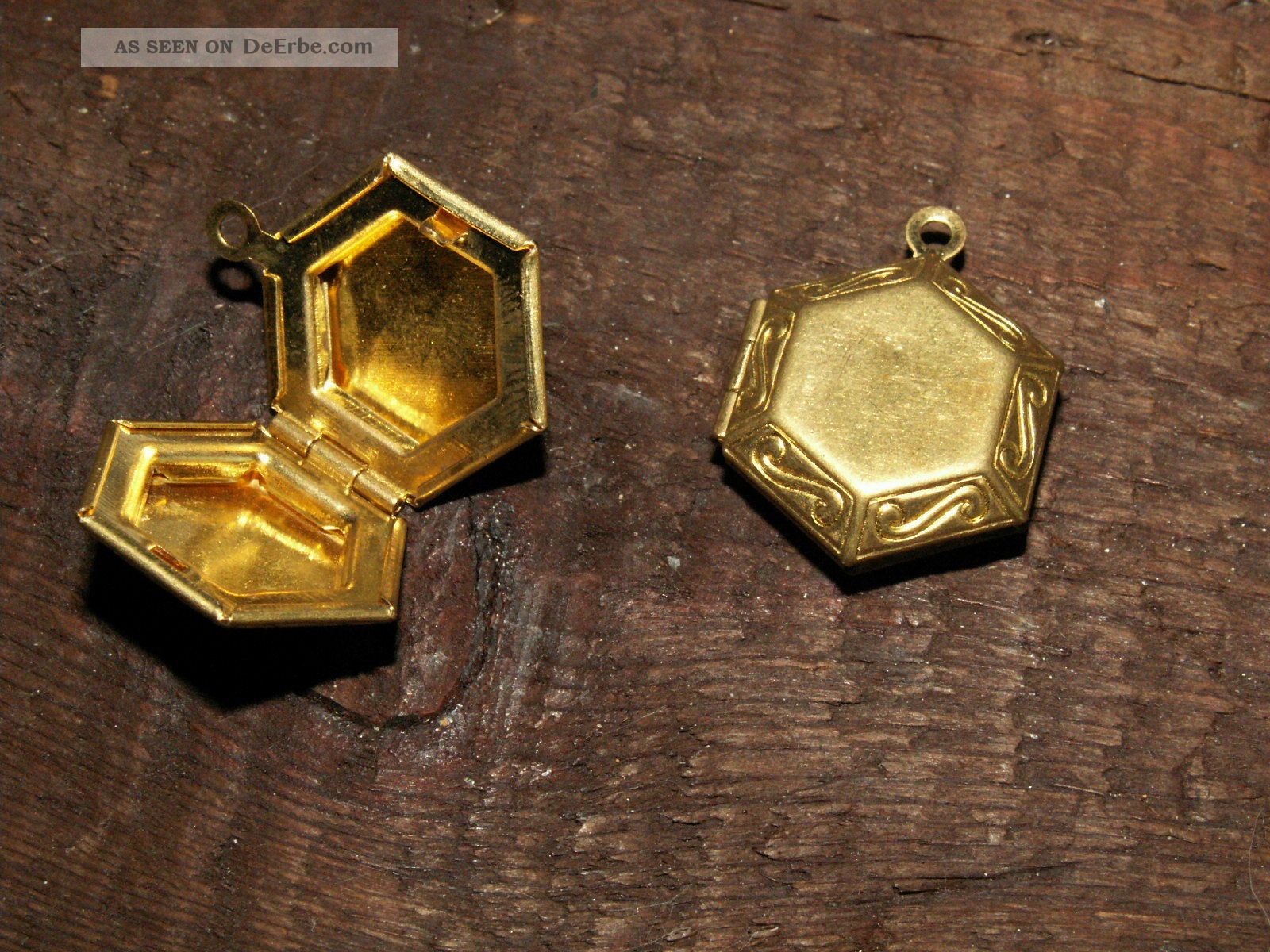 2 Bezaubernde Messing Amulett Medaillon Anhänger Pillen Dose Rahmen Erinnerung Entstehungszeit nach 1945 Bild